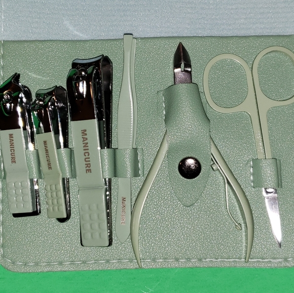 16 Pc Make Up Kit & Manicure Set - Picture 7 of 11